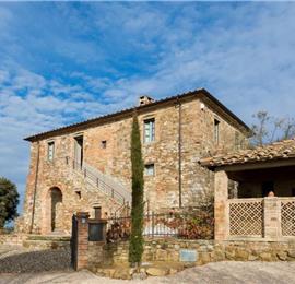 5 Bedroom Villa with Pool and Beautiful Lake Trasimeno Views, sleeps 10